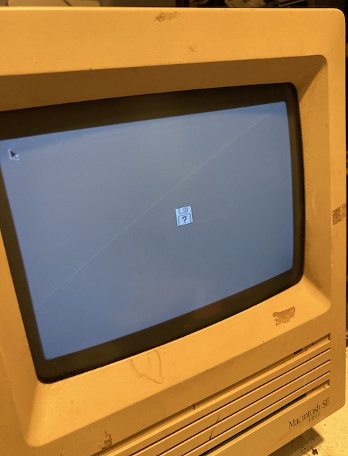 The "insert startup disk" question mark screen is shown.