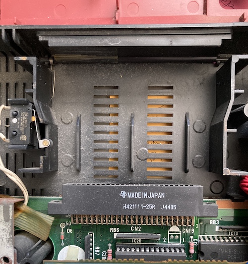The cartridge slot. From the top, you can see it's a TI H421111-25R connector.