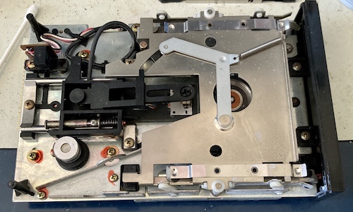 The Chinon floppy drive, opened, on the mechanical side. Nothing seems to be particularly bad.