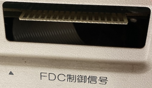 The floppy controller connector is an exposed 34-pin male edge connector - it says "FDC control signal" in Japanese.