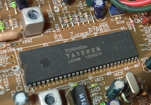 A 52-pin shrink-DIP, labelled Toshiba TA1282N, is shown on the board.