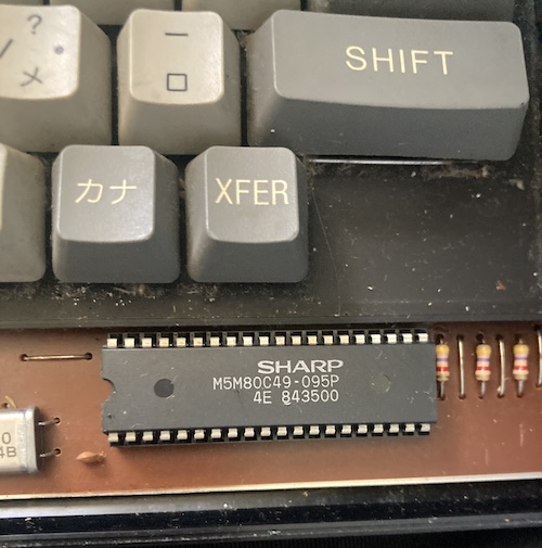 A Sharp-branded M5M80C49 with mask number 095P, factory 4E, date code 843500