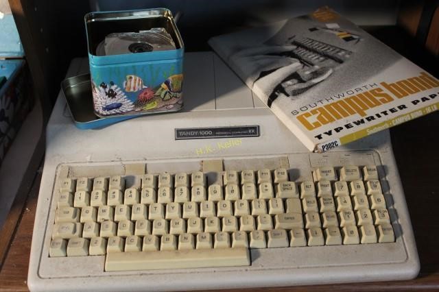 The Tandy 1000EX, sitting on a desk