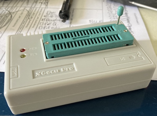 The TL866 Plus II (E)EPROM burner, in all its glory.