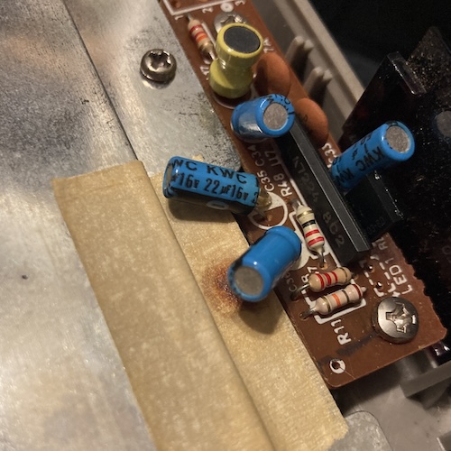There's a rusty spot under a "KWC" branded 22µF/16V through-hole capacitor.